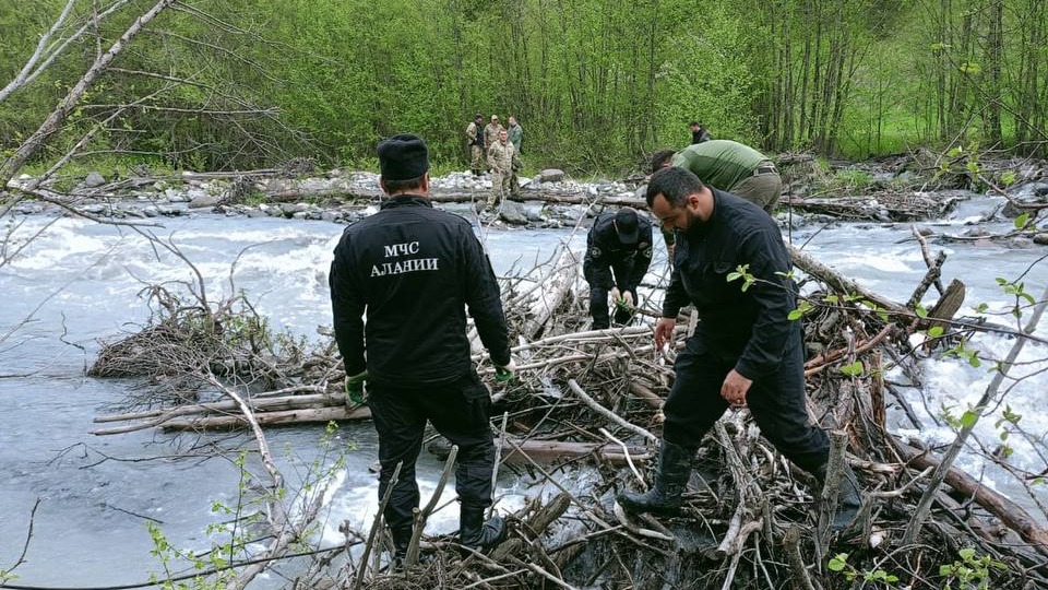 Спасатели разыскивают женщину, упавшую в реку Большую Лиахви в Южной Осетии