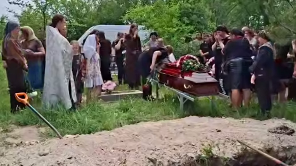 Планировала свадьбу: прошли похороны студентки, погибшей при атаке по колледжу в ЛНР