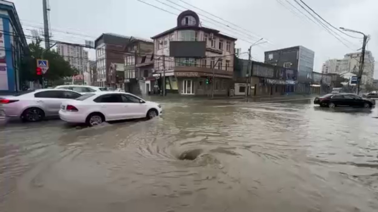 Дороги в Махачкале частично затопило из-за дождя