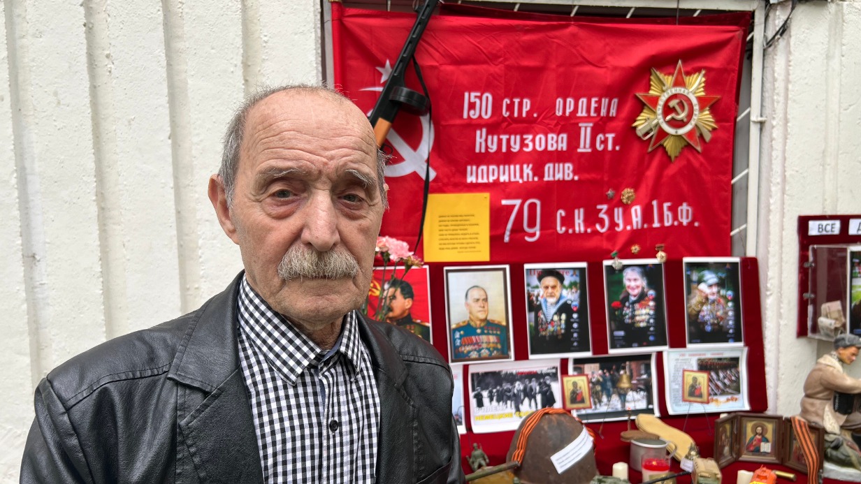 Пенсионер подготовил выставку ко Дню Победы
