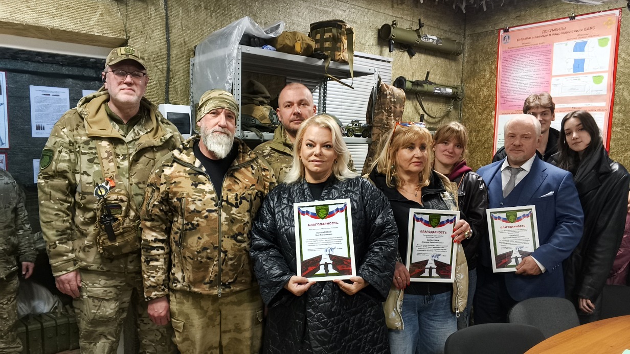 Участники добровольческой бригады «БАРС-Курск», выполняющей боевые задачи в рамках контртеррористической операции на территории Курской области, актриса Яна Поплавская, пресс-секретарь МосИТИ имени И. Д. Кобзона Марина Хилькевич, ректор МосИТИ имени И. Д. Кобзона Дмитрий Томилин, ученики Яны Поплавской в Курске