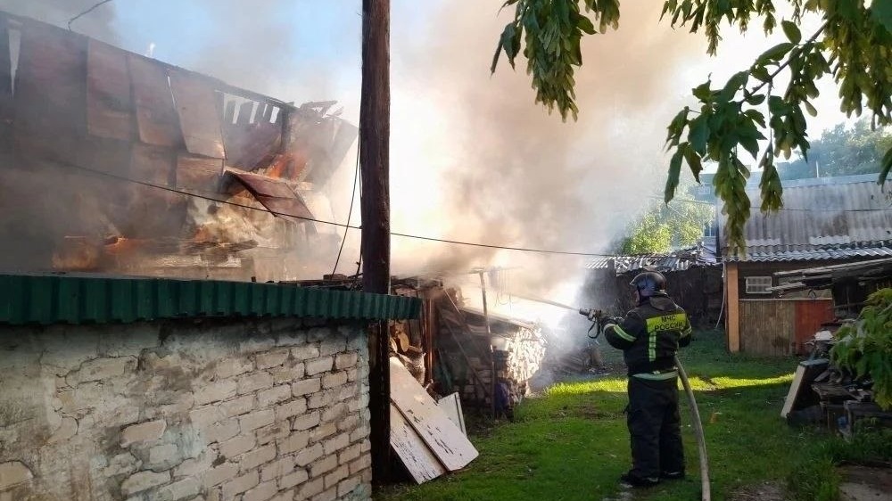 Двое детей погибли при пожаре в сарае в Алтайском крае