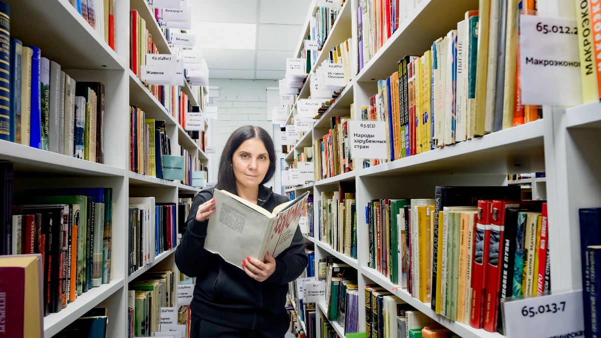 Преподаватель МГТУ имени Н. Э. Баумана Евгения Файнберг в библиотеке № 76 имени М. Ю. Лермонтова