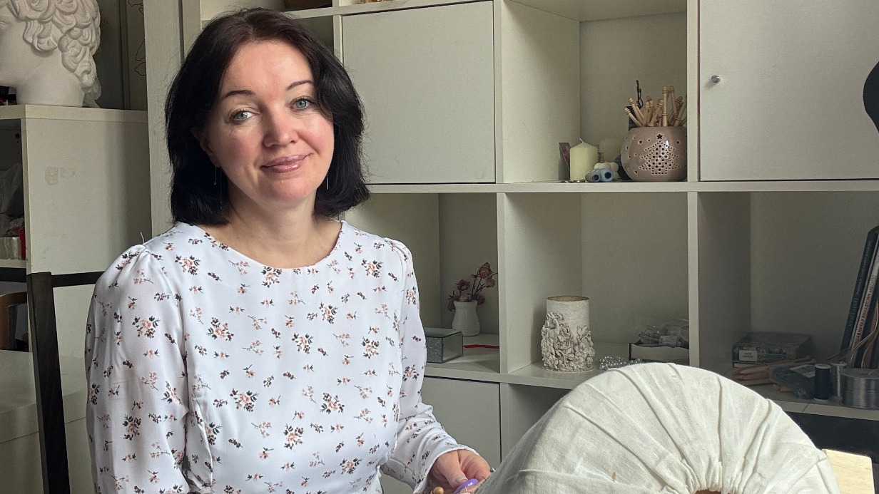 Кружевница из Москвы Анна Цыганок работает над очередным произведением за валиком. В ее руках коклюшки, привезенные из Вологды