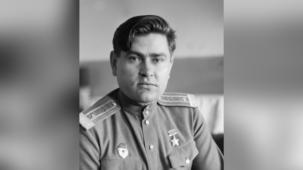 Герой Советского Союза, летчик-истребитель, гвардии майор авиации в отставке Алексей Маресьев