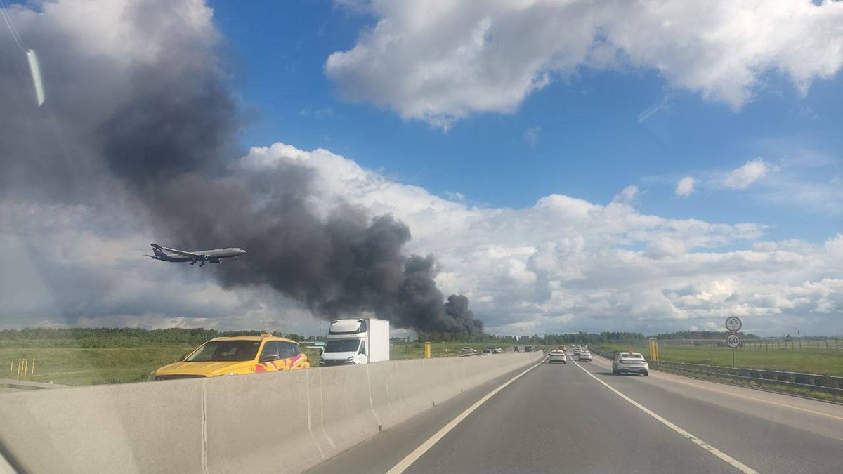 Крупный пожар произошел на мебельном складе в подмосковном Долгопрудном