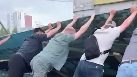Ветер снес мужчину вместе с забором в Екатеринбурге