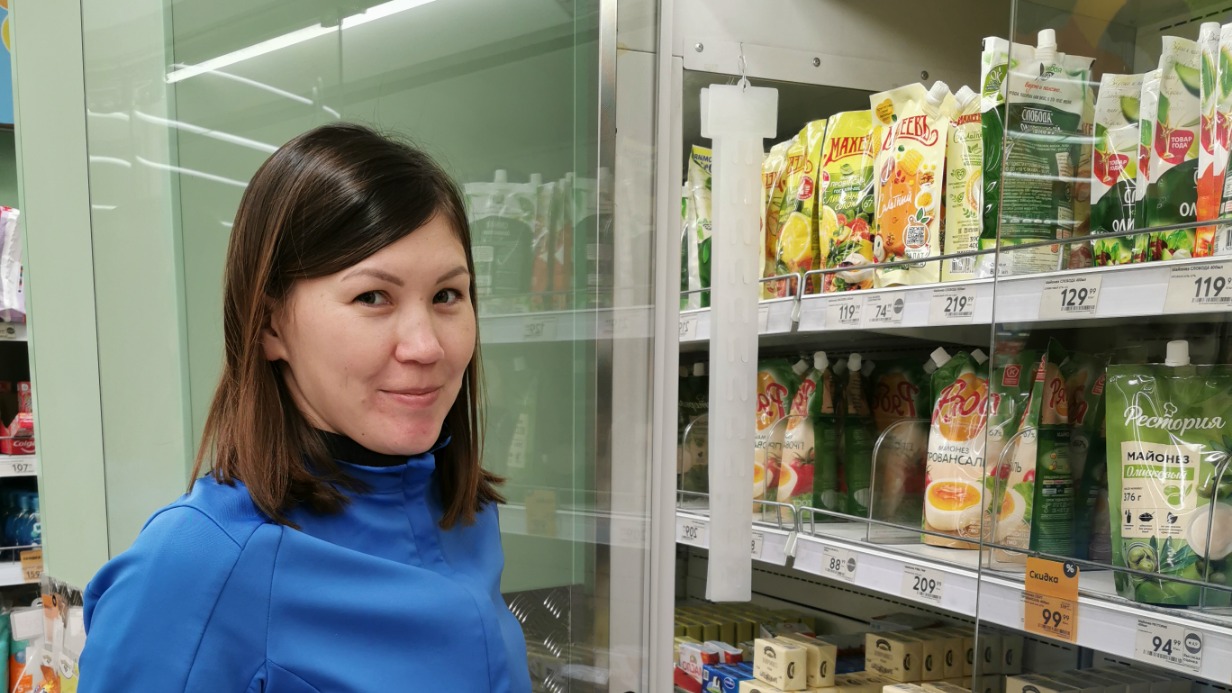 Покупательница Яната Осокина выбирает в магазине майонез
