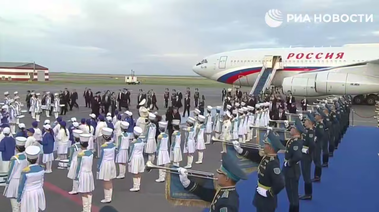 Токаев встретил Путина у трапа самолета в Астане
