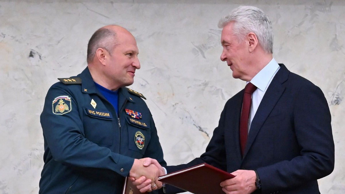 Мэр Москвы Сергей Собянин и министр РФ по делам гражданской обороны, чрезвычайным ситуациям и ликвидации последствий стихийных бедствий Александр Куренков во время подписания соглашения о сотрудничестве