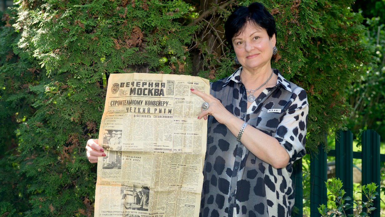 Алла Рожкова с номером за 13 августа 1976 года (заметка о ней — внизу)