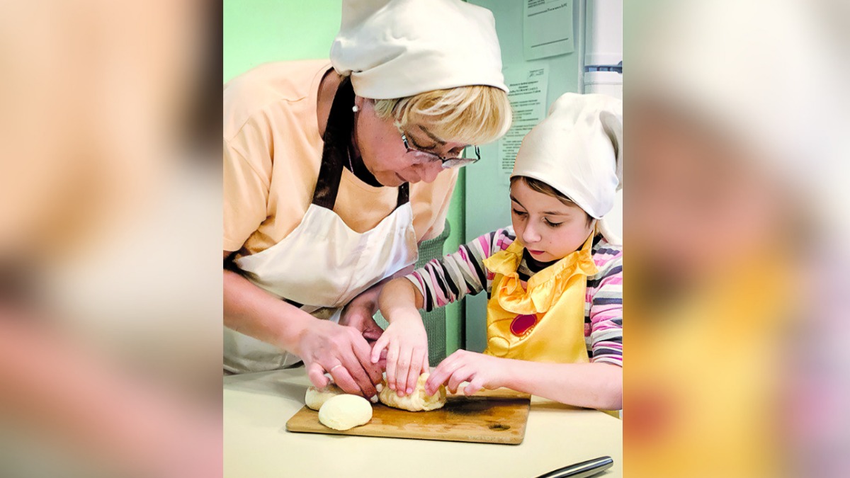 Вместе с бабушкой лепить пирожки на кухне — это и есть счастье