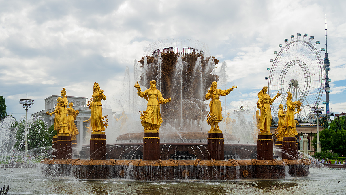 Специалисты промыли фонтан «Дружба народов» на ВДНХ в преддверии Дня города