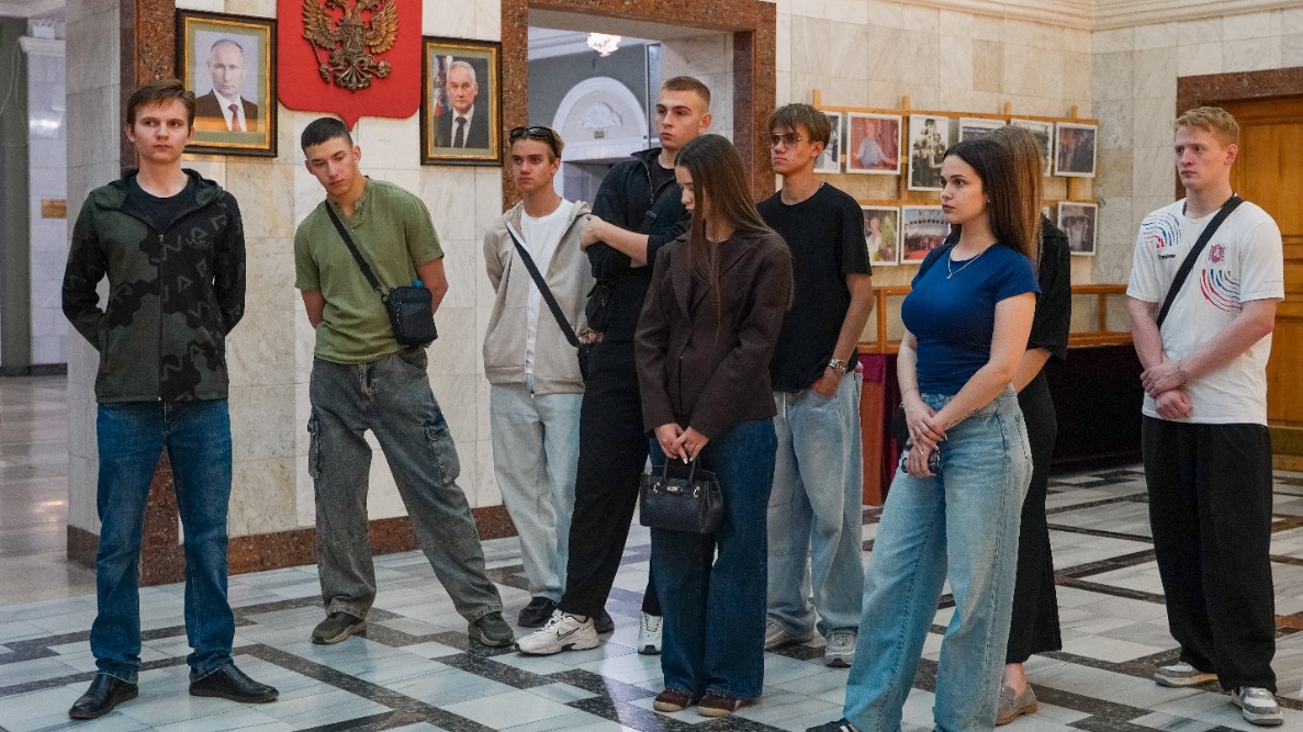 Участники проекта побывали в севастопольском Доме офицеров Черноморского флота