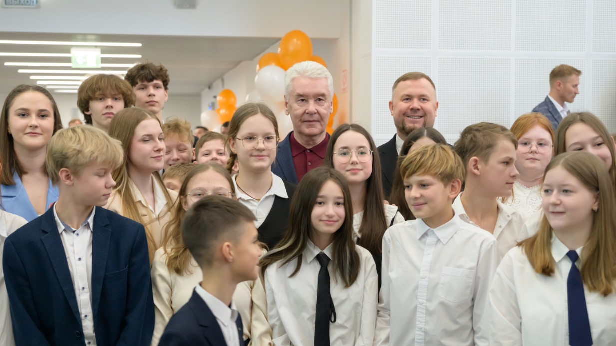 Мэр Москвы Сергей Собянин и директор школы Дмитрий Плужников на открытии нового учебного корпуса школы № 338