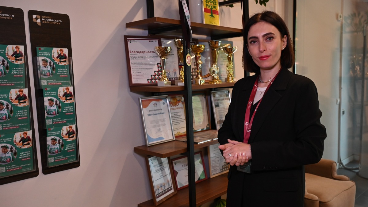 Руководитель ЦМД «Ломоносовский» Екатерина Генералова у стенда с наградами