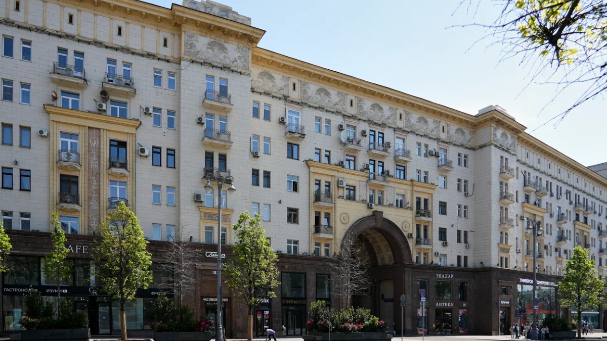 Журналист Олег Леонов рассказал об инициативе вернуть скульптуры зданию на Тверской улице