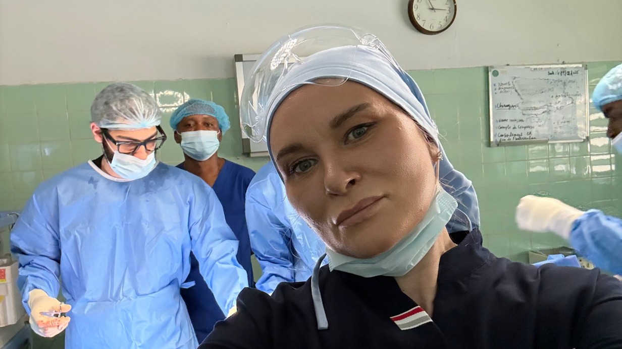 Екатерина Глок вместе с командой российских медиков в одном из госпиталей Киншасы, столицы Демократической Республики Конго