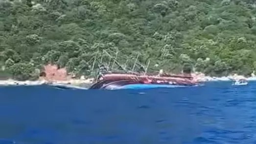 Прогулочное судно с 110 пассажирами затонуло у турецкого курорта
