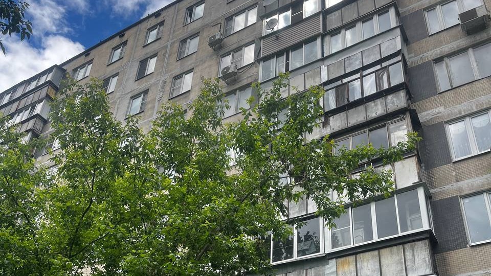 Пятилетний ребенок выпал из окна квартиры на девятом этаже в Москве