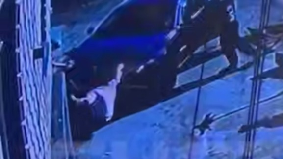 Shot: Пьяный водитель насмерть задавил девушку у ночного клуба в Чите