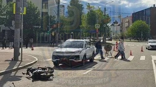 Трое подростков на электроскутере столкнулись с машиной на востоке Москвы