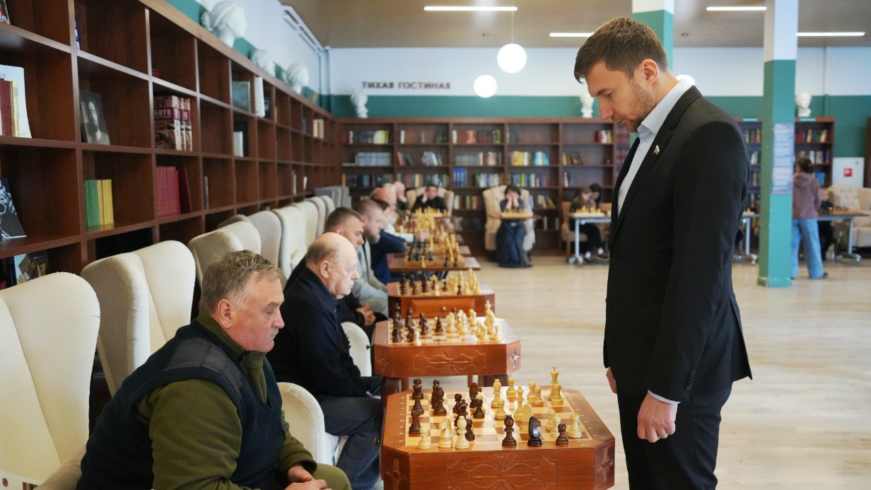 В центре московского долголетия прошел шахматный турнир с чемпионом мира