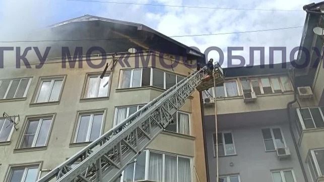 Пожар произошел на кровле многоэтажного дома на Почтовой улице в Звенигороде