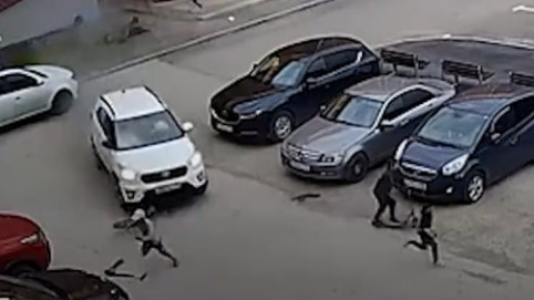 Пьяный водитель разнес двор и едва не сбил детей в Челябинской области