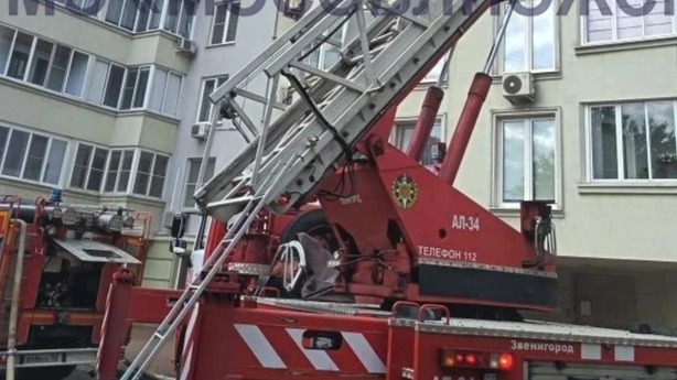 Спасатели эвакуировали 80 человек из загоревшейся многоэтажки в Звенигороде