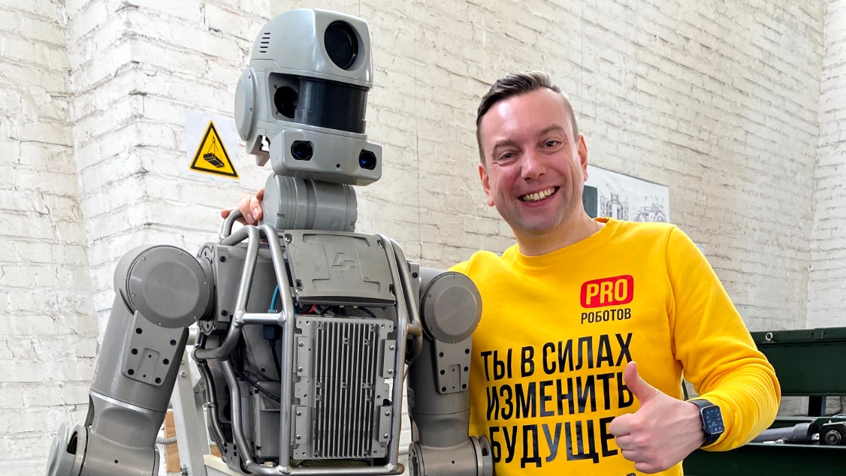 Программист и популяризатор робототехники Александр Байкин позирует с роботом Федором, который побывал на орбите Международной космической станции