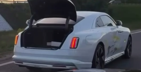 Женщина на Rolls-Royce Spectre за 50 миллионов рублей попала в ДТП в Москве