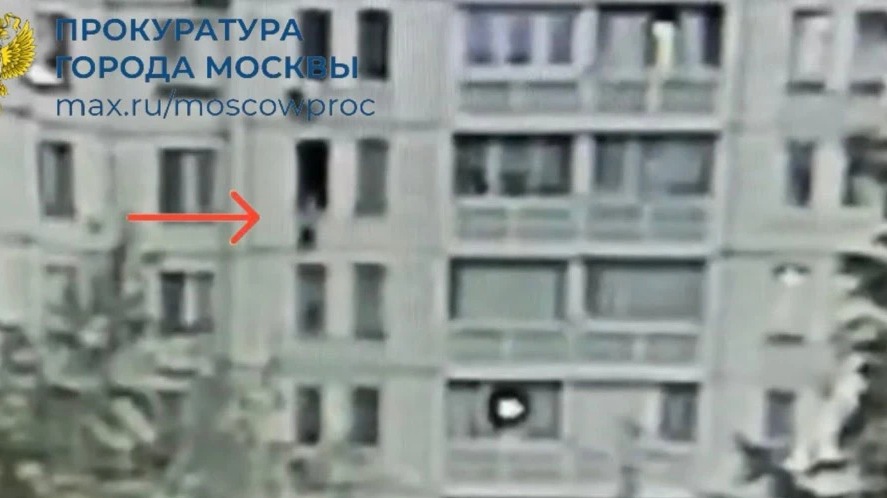Мужчина толкнул знакомую в открытое окно седьмого этажа в квартире в Москве
