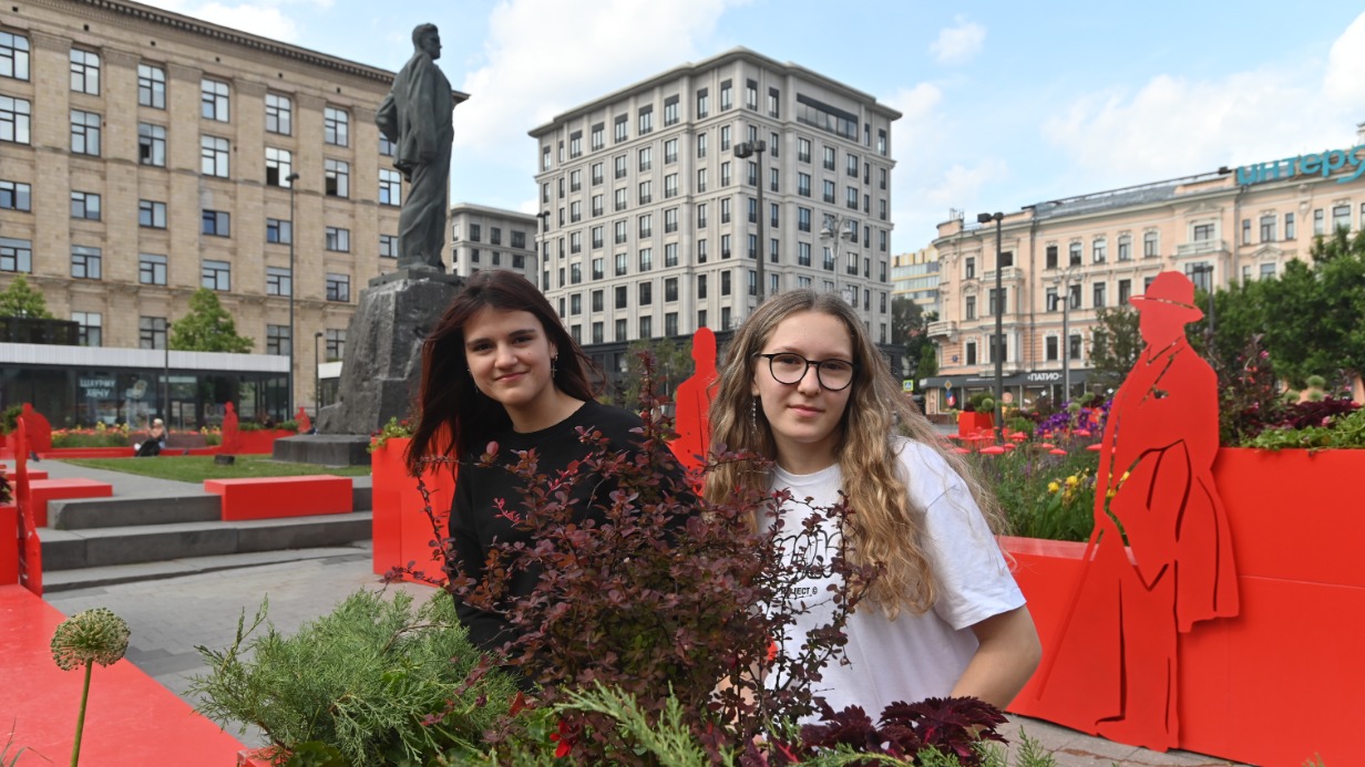 Москвички Елизавета и Светлана Михайловы гуляют по Триумфальной площади