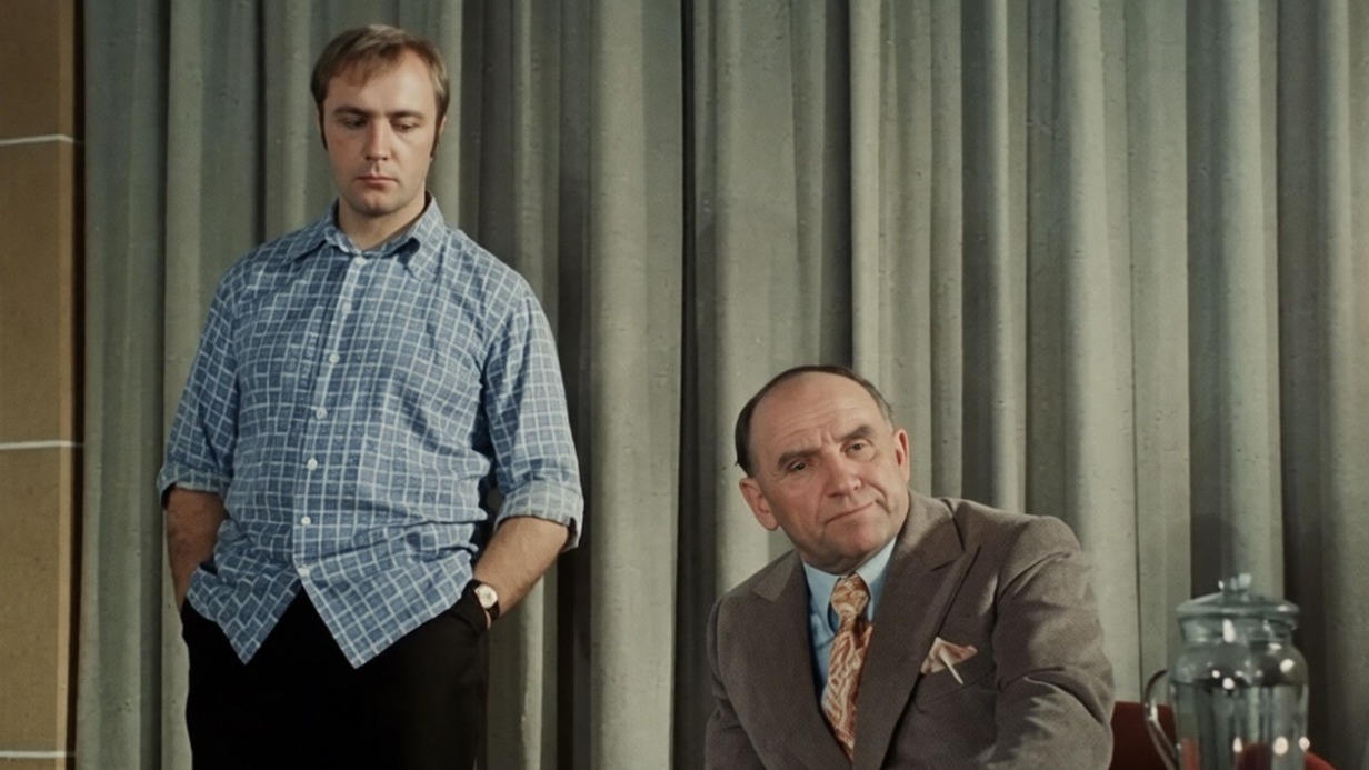Кадр из фильма «Афоня» (1975). Слесарь Борщов в исполнении Леонида Куравлева работает спустя рукава и оказывается на грани увольнения, но избавляться от него коллектив не спешит. Советская традиция терпеть нерадивых сотрудников жива до сих пор