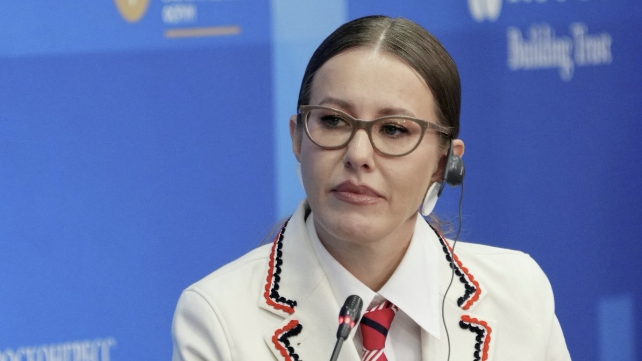 Ксения Собчак посетила ПМЭФ с сумкой в виде лошади