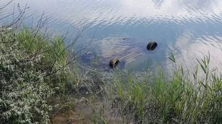 Спасатели достали автомобиль с двумя погибшими из водоема в Ставропольском крае
