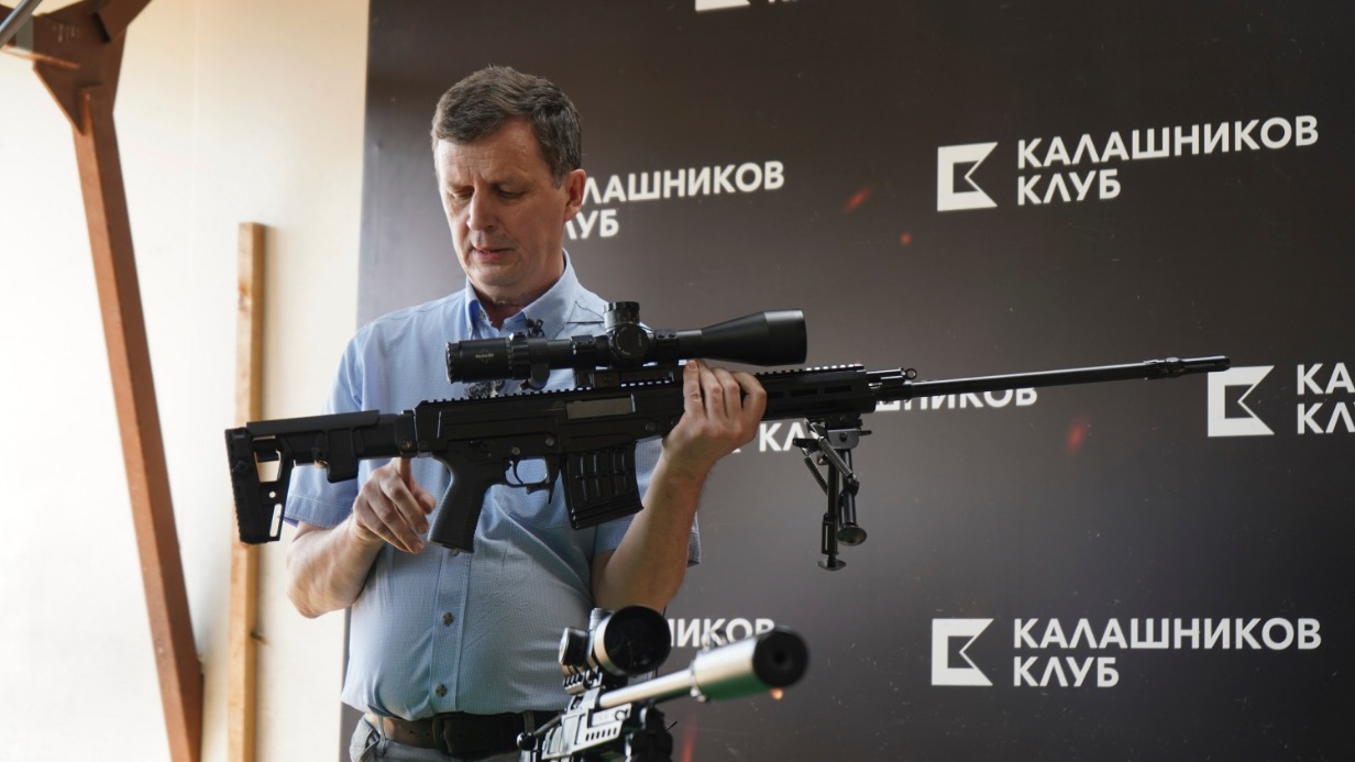 Конструктор «Калашникова» Андрей Чукавин со снайперской винтовкой СВЧ. 