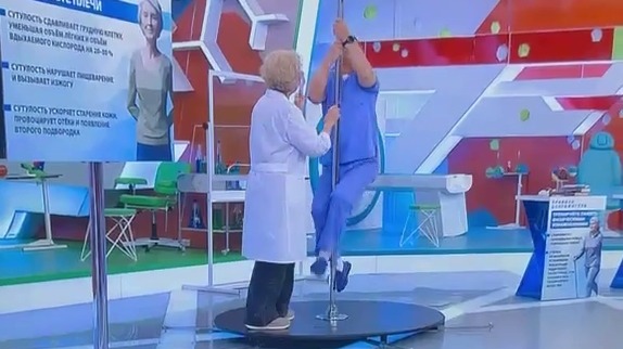 «Знаю, куда пойти работать!»: врач Мясников взобрался на шест во время съемок