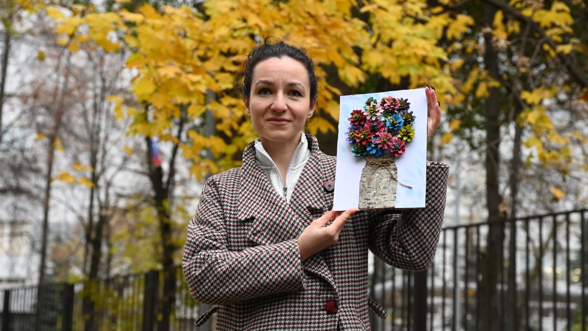 Шишки часто собирают для поделок. Преподаватель Светлана Федотова сделала из них композицию-букет