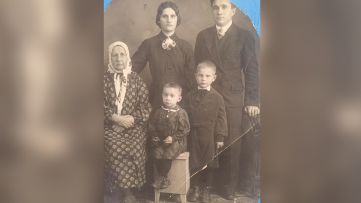 Прадед журналиста «Вечерней Москвы» Анастасии Старостиной Василий Петрович с женой, тещей и детьми