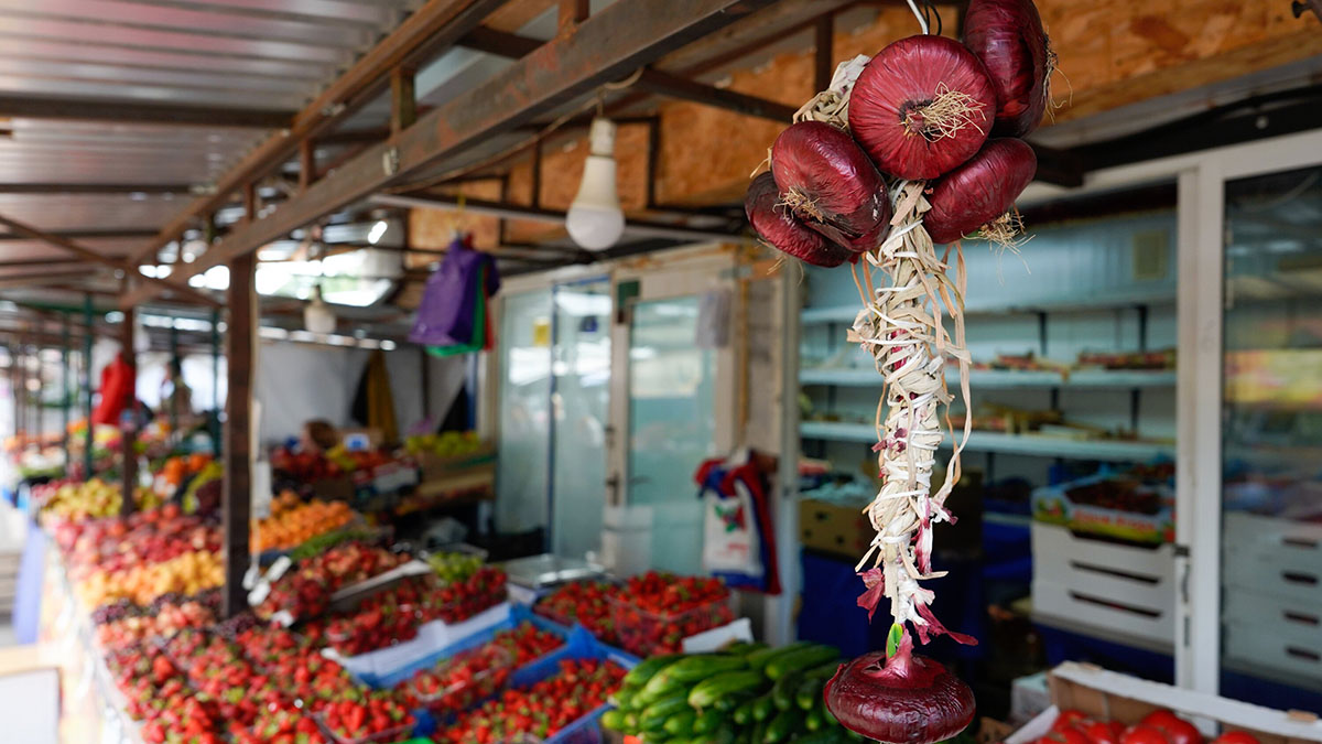 Какие продукты не стоит покупать летом на рынке