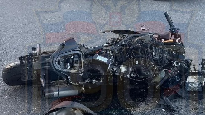 Мотоциклист, попавший в ДТП на Фрунзенской набережной в Москве, умер в больнице