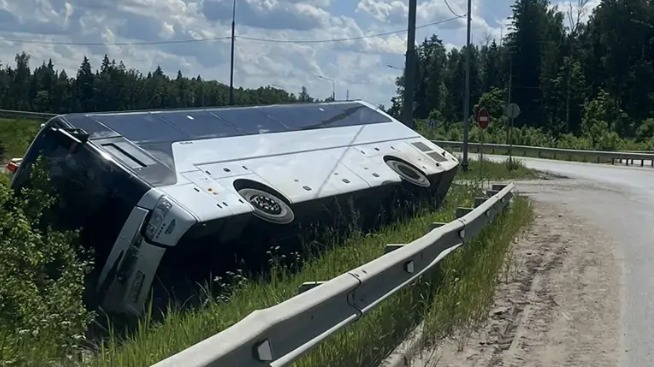 Автобус с 14 пассажирами перевернулся на 325-м километре ЦКАД под Солнечногорском