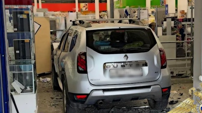 Машина Renault Duster протаранила двери супермаркета в подмосковной Истре