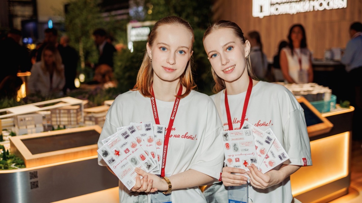 Столичные колледжи представили на ПМЭФ коллекцию «Классики о Москве»