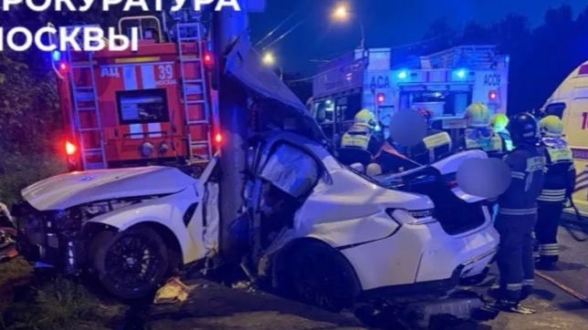 Мужчина на BMW врезался в столб на северо-западе Москвы и погиб