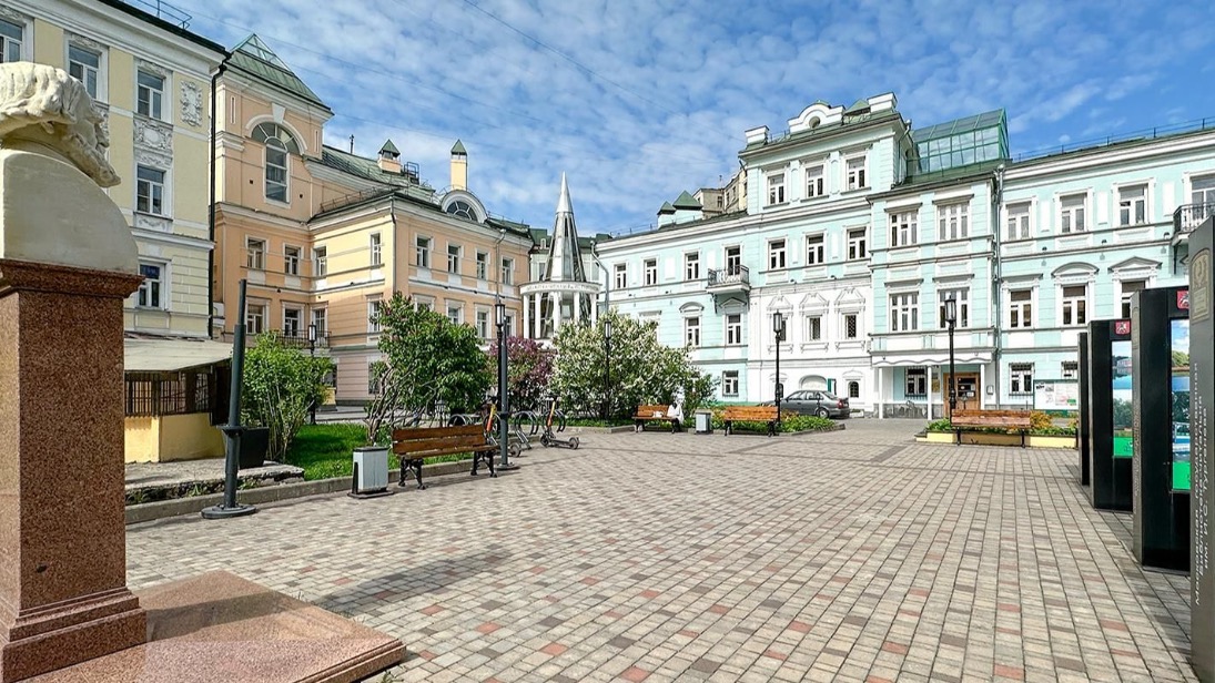 Московские библиотеки открыли летние читальни под открытым небом