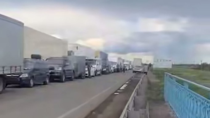 Shot: Сотни автомобилей застряли в очереди на границе Казахстана и России