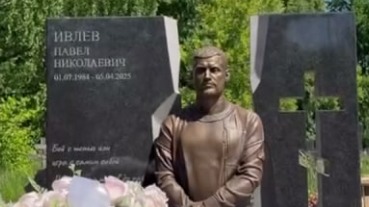 Памятник из бронзы установили на могиле рэпера Паши Техника